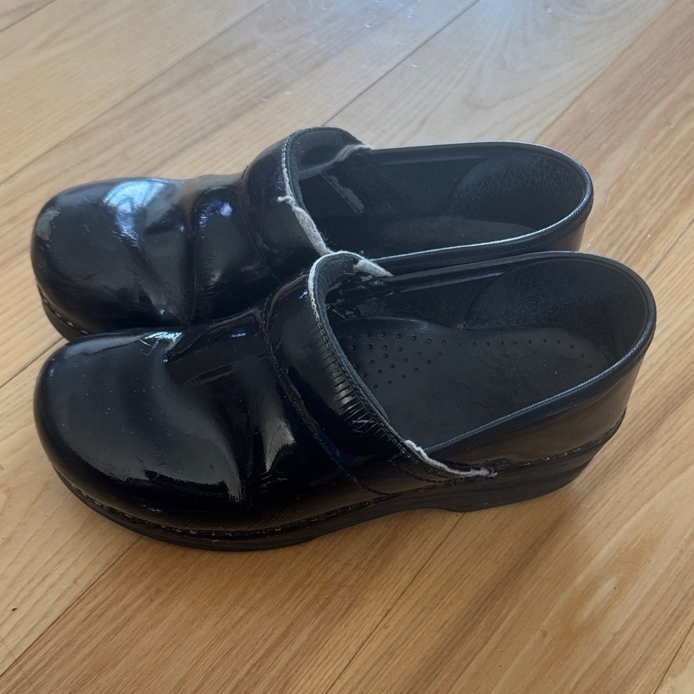 Black Patent Leather Dansko Clogs | Sleek Glossy Finish | Size 36 - Picture 4 of 11